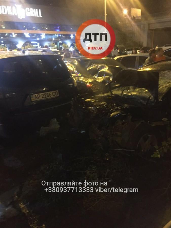 На столичных Позняках неуправляемая Mazda протаранила три автомобиля и загорелась (фото, видео)