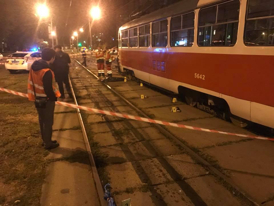 В Киеве трамвай сбил мать с ребенком (фото, видео)