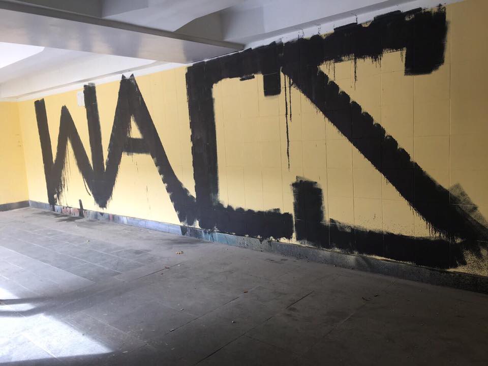 Ремонт продержался недолго: вандалы обрисовали “новенькие” стены подземного перехода на Воздухофлотском проспекте (фото)