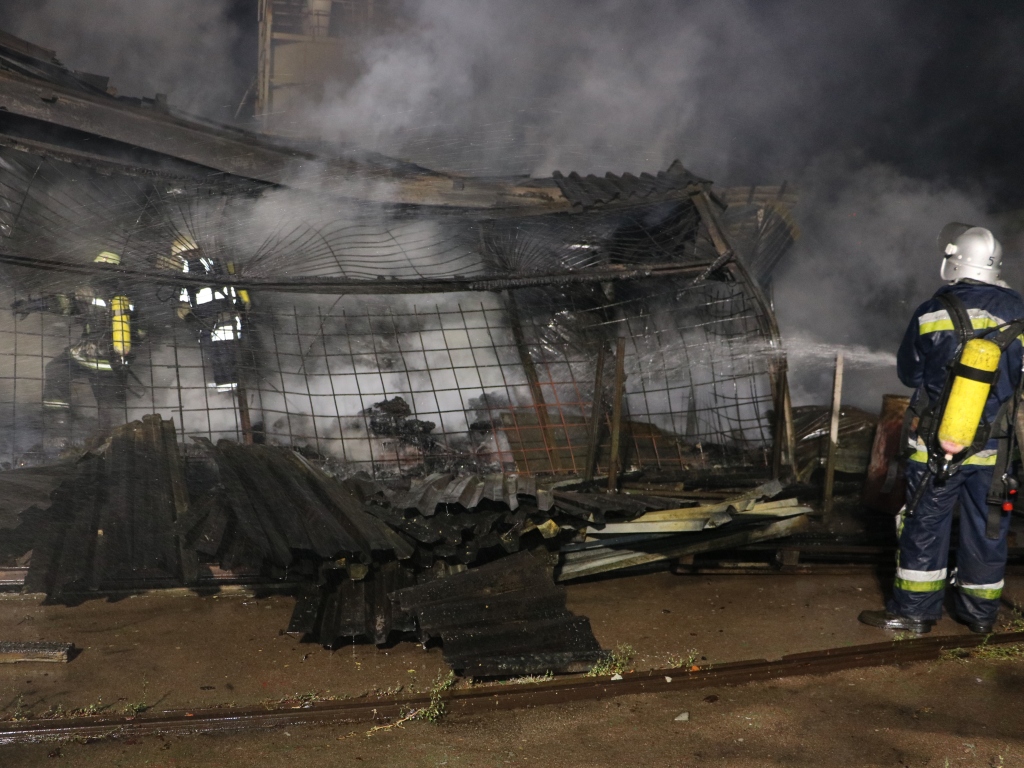 В Киеве сильный пожар уничтожил склад хранения и переработки древесины (фото, видео)