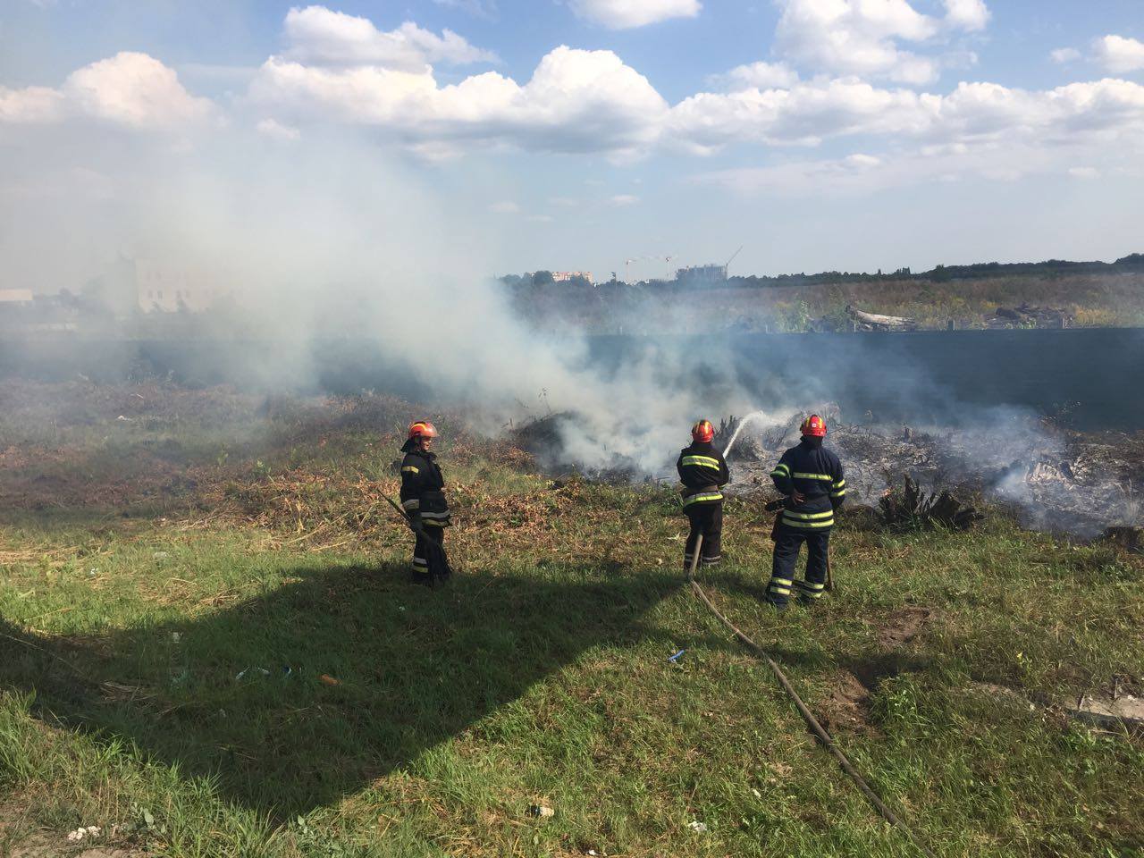 За выходные спасатели Киевщины тушили 20 пожаров в экосистемах (фото)