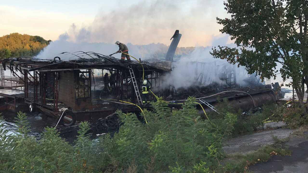 Спасатели Киева сообщили подробности пожара на Русановской набережной (фото, видео)