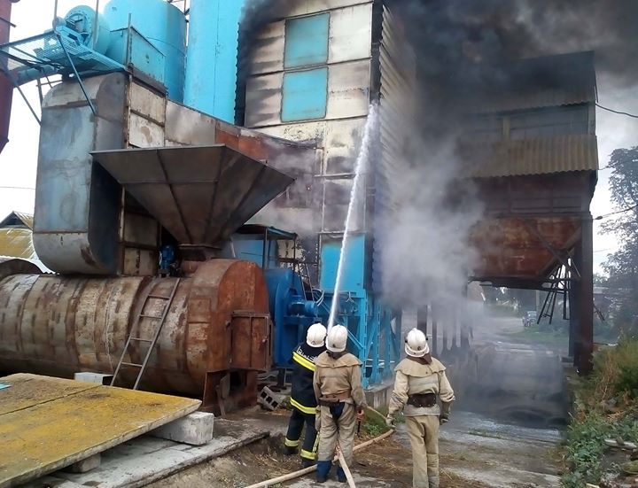 В Володарском районе пожар уничтожил 1 тонну семян подсолнечника (фото)