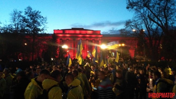 В Киеве проходит марш футбольных фанов (фото, видео)