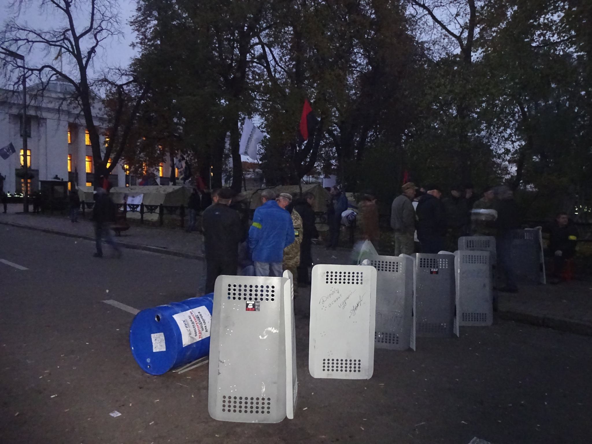 Столичная полиция просит митингующих освободить проезжую часть ул. Грушевского