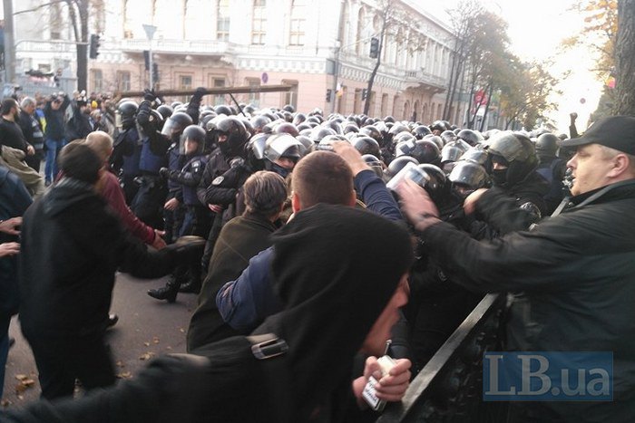 Новые стычки под Верховной Радой: полиция применила слезоточивый газ (фото, видео)