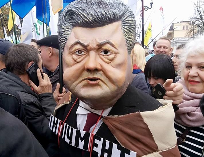 Под Верховной Радой митингует человек в маске Порошенко из папье-маше (фото, видео)