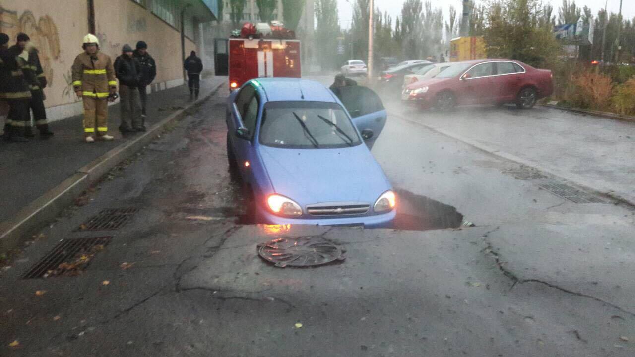 В Соломенском районе Киева очередное ЧП: автомобиль “ушел” под асфальт (фото)