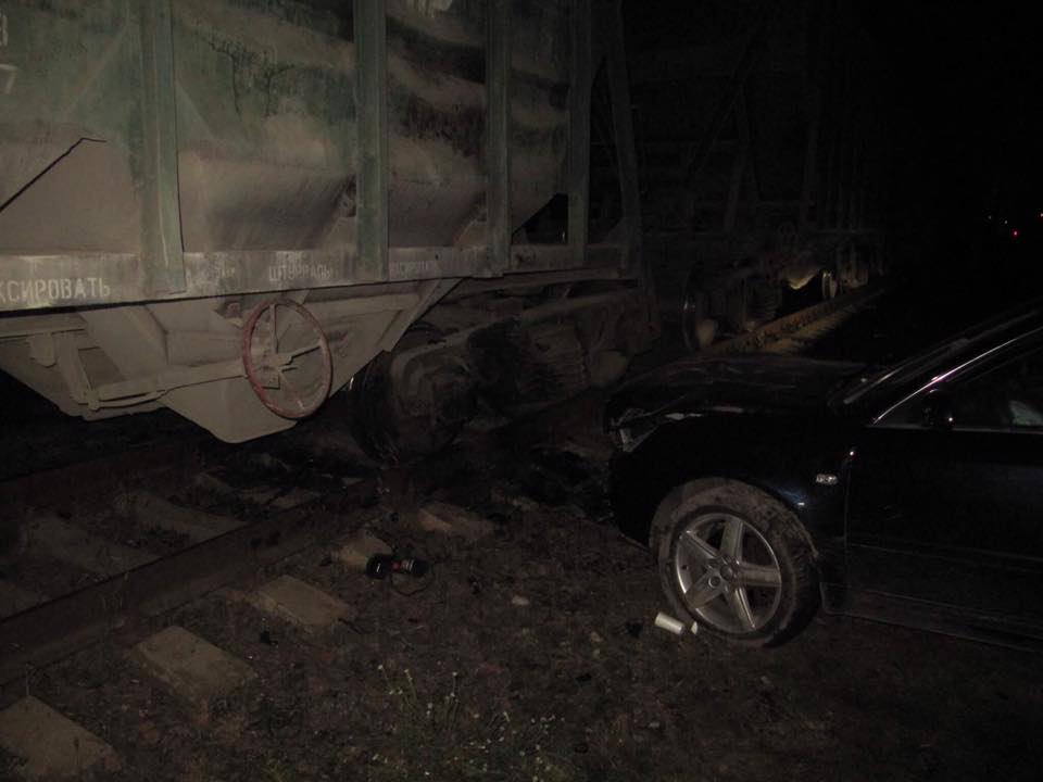 Отказали тормоза: в Броварах автомобиль врезался в поезд (фото)