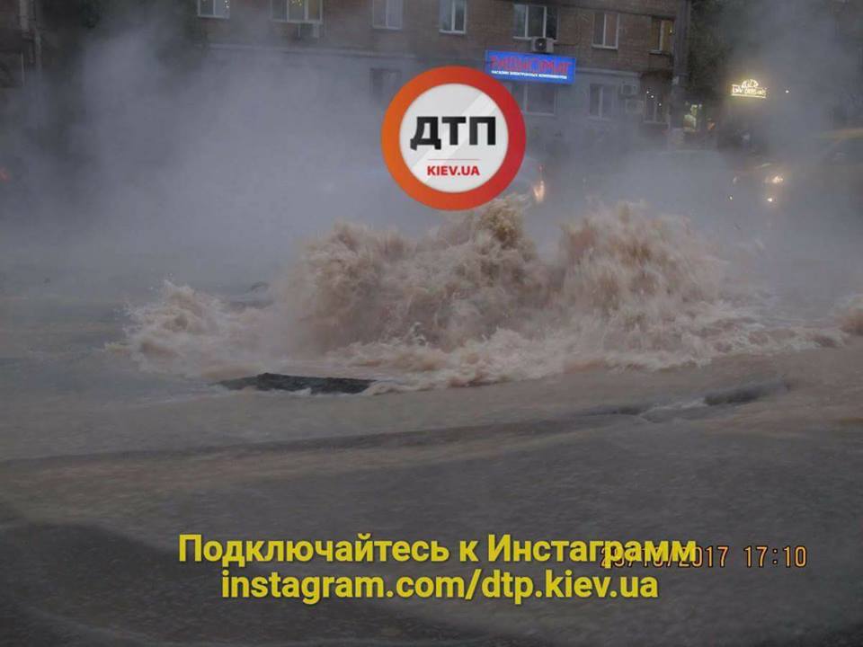 Возле радиорынка в Киеве прорвало трубу с кипятком (видео)