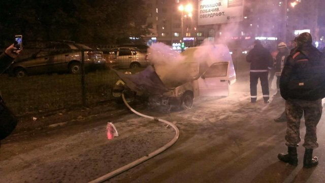 В Киеве всю ночь горели автомобили ( фото)