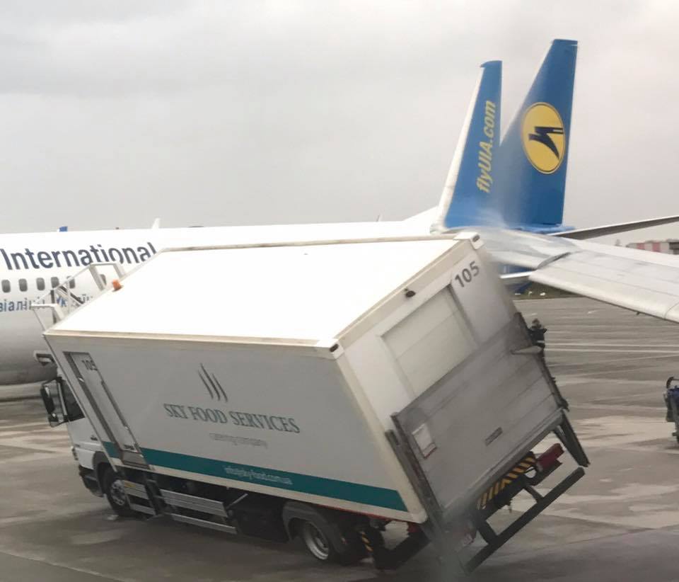 Самолет МАУ в аэропорту “Борисполь” зацепил крылом грузовик (фото)