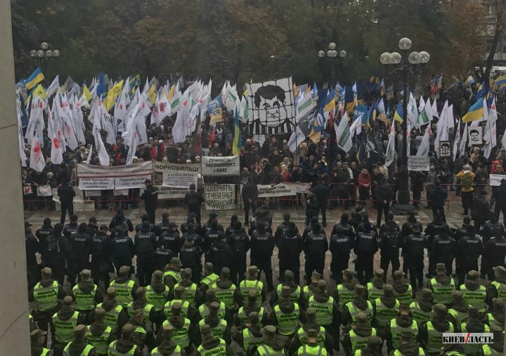 Под зданием ВРУ в Киеве митингуют около 4,5 тыс. человек