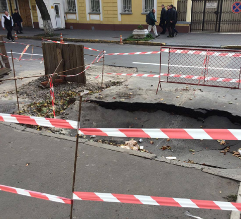 В центре Киева под землю ушел кусок асфальта (фото)