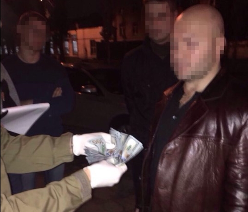 Правоохранители в Киеве задержали на взятке в 3 тыс. долларов полковника ВСУ