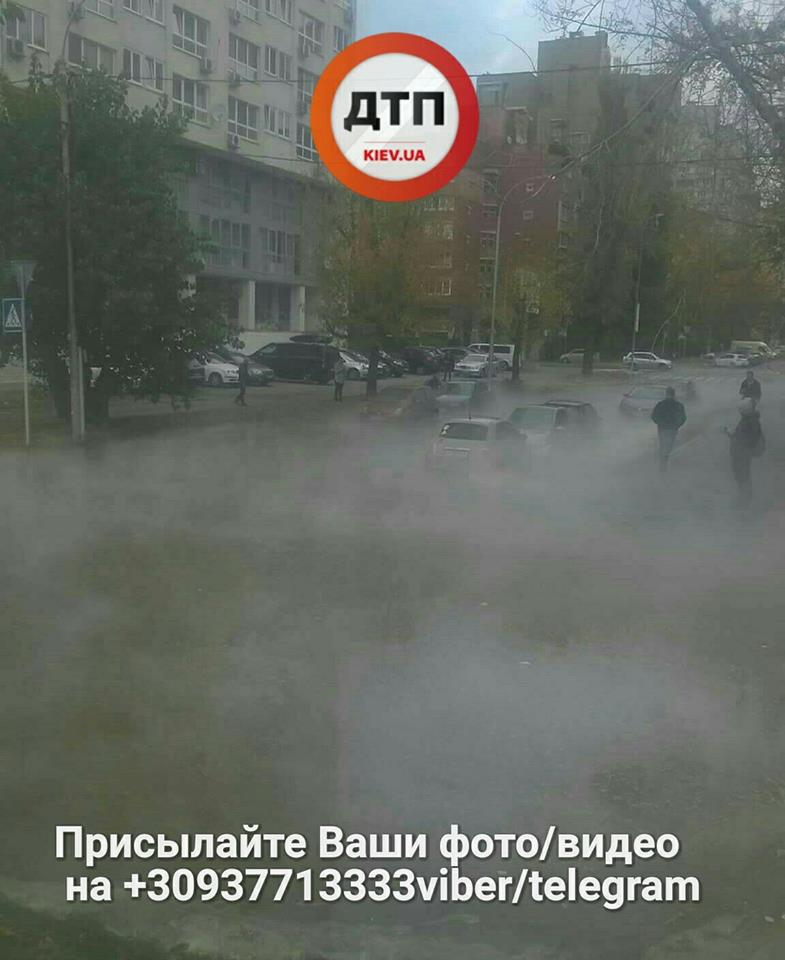 В Шевченковском районе Киева кипяток затопил улицу и припаркованные авто (фото, видео)