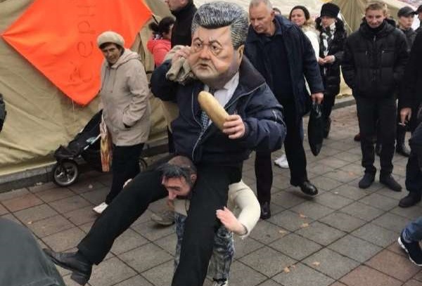 Под Верховной Радой проходит вече с участием знакомой куклы Порошенко (фото, видео)