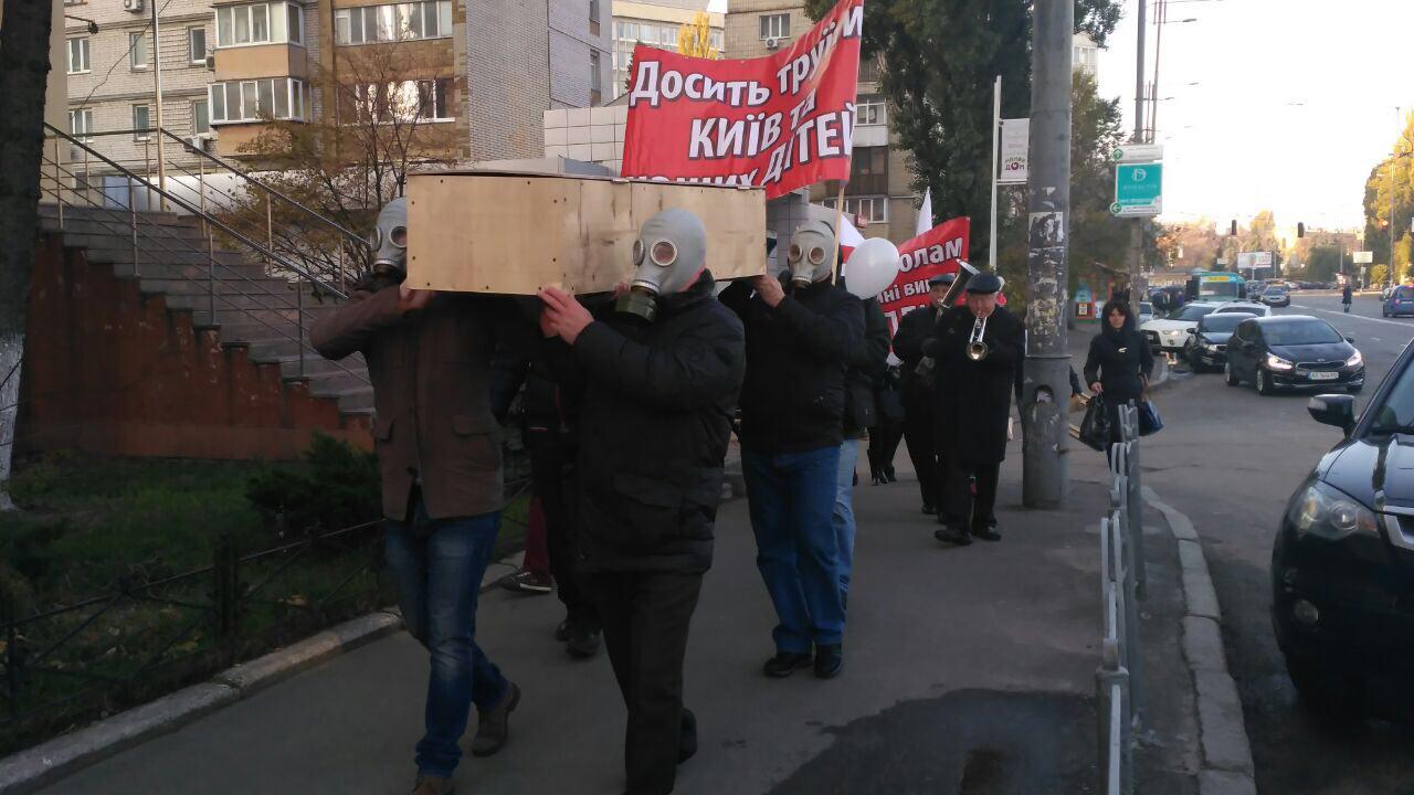 Киевляне требуют закрыть вредное производство на Левом берегу