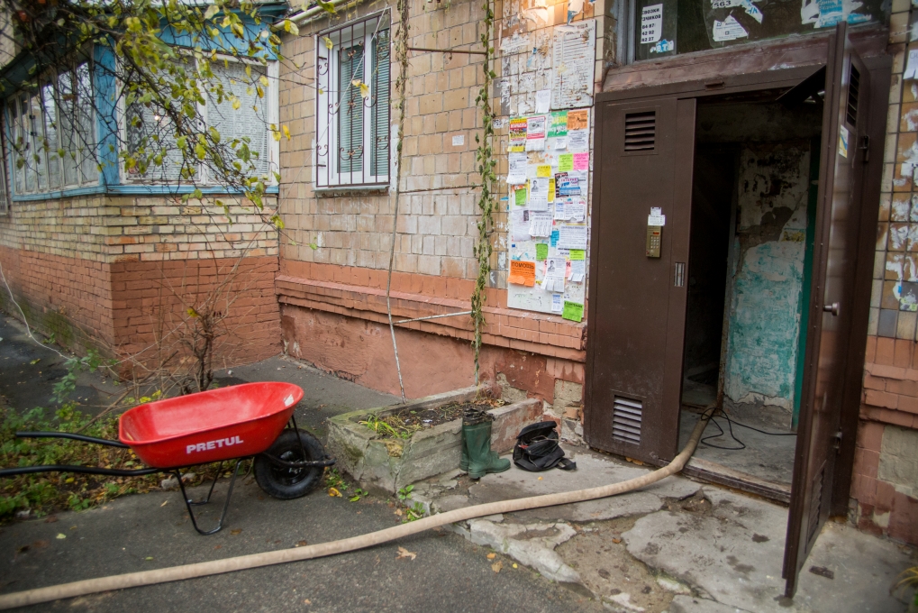 Пантелеев помог руководству ЖЭУ откачать воду из подвала многоэтажки (фото)