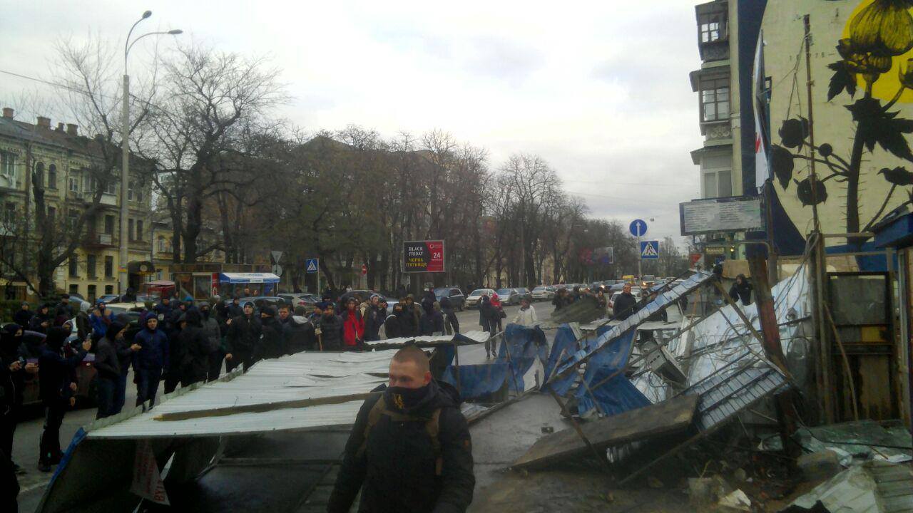 Нацкорпус опять снес забор вокруг стройки на Сенном рынке в Киеве (фото)