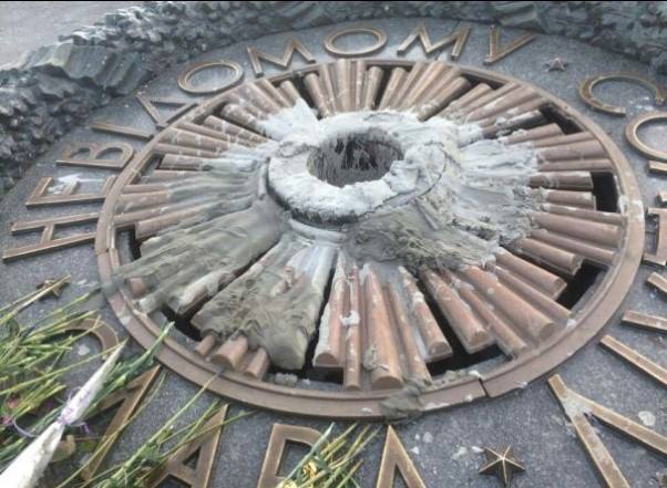 Вечный огонь в Киеве опять залили цементом (фото, видео)