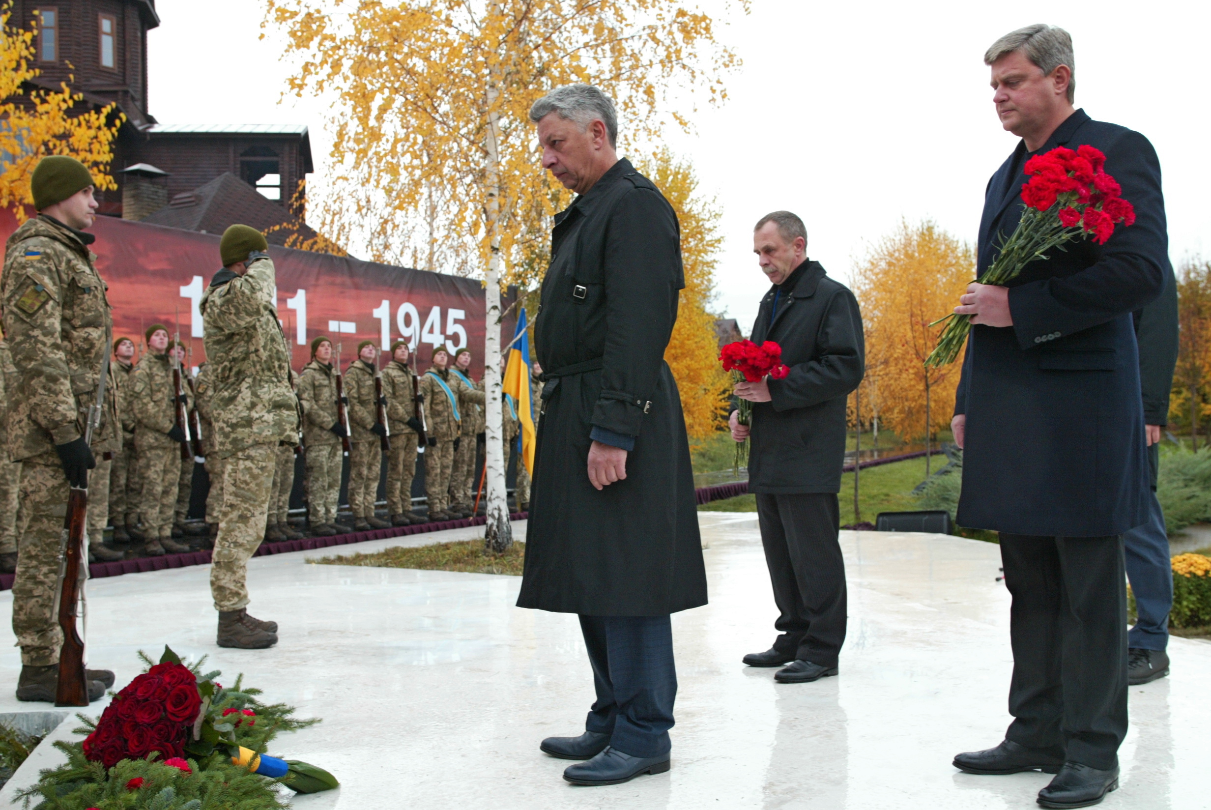 До последнего солдата: в Гатном перезахоронили героев-защитников Киевщины