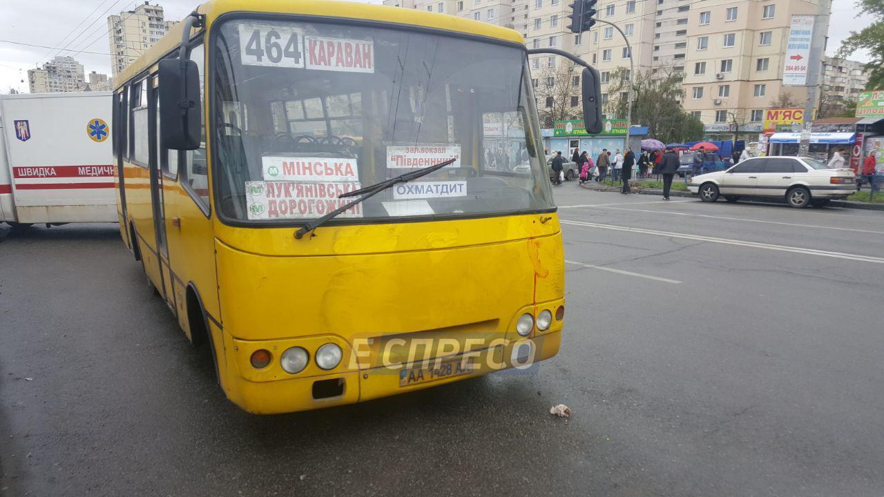 На остановке в Киеве маршрутка сбила людей: двое погибших (фото)