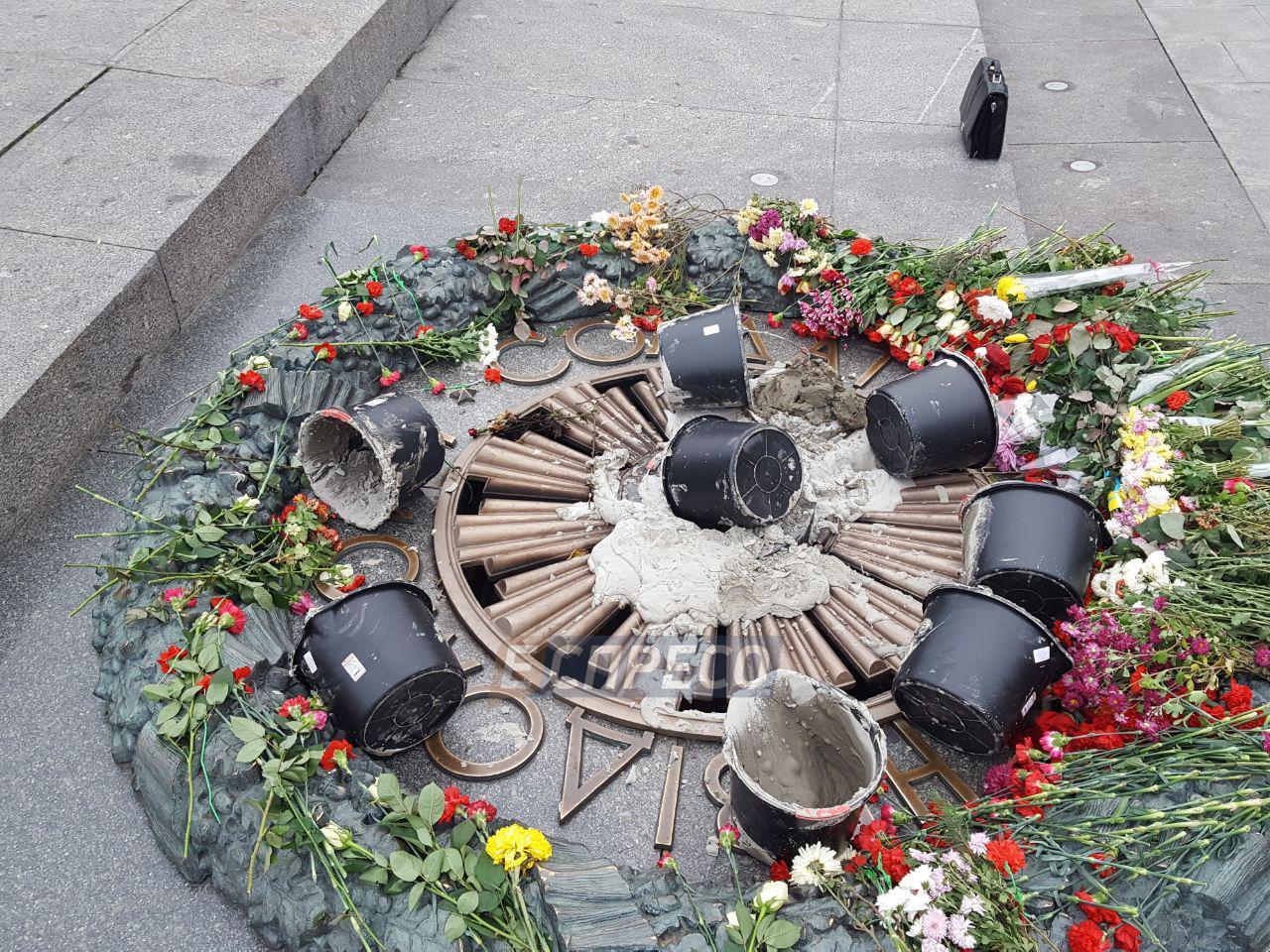 В Киеве залили цементом “Вечный огонь” (фото)