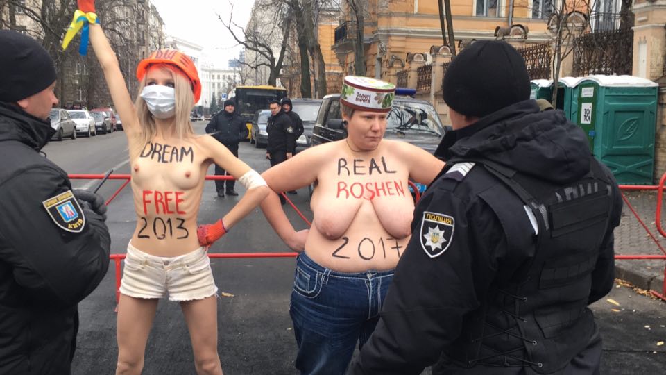 Активистки Femen оголились перед Администрацией Президента в Киеве (фото, видео)