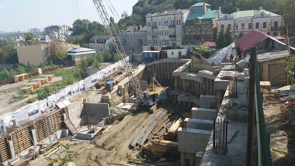 Разрушающее строительство гостиницы продолжает уничтожать Андреевский спуск (фото)