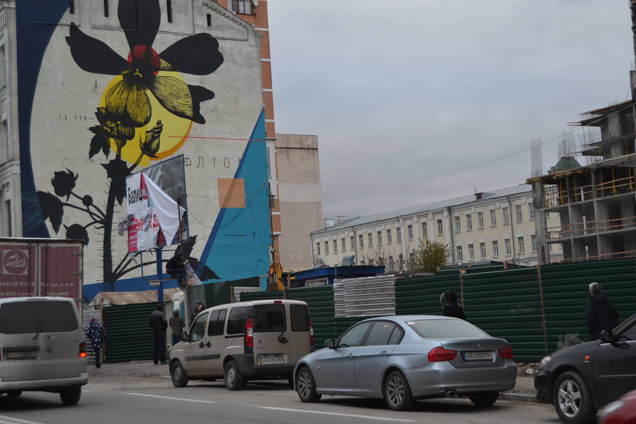 Забор вокруг стройки на Сенном рынке опять вернули на место (фото)