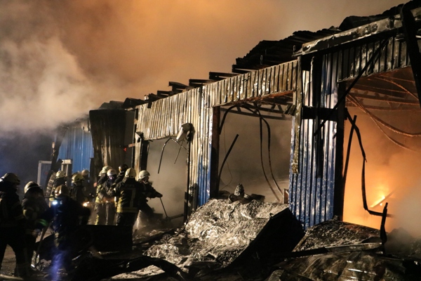 Ночью в Киеве произошел масштабный пожар на складе (фото, видео)