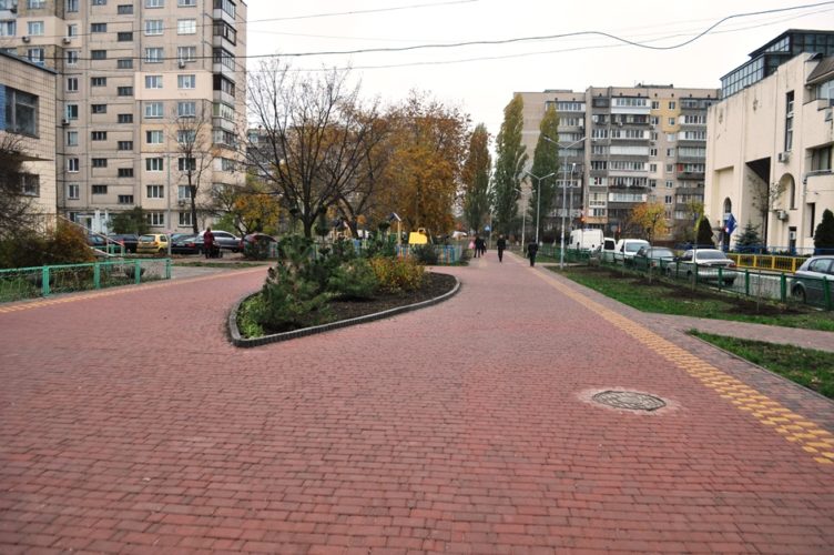 На столичной Оболони до конца года реконструируют пешеходную аллею