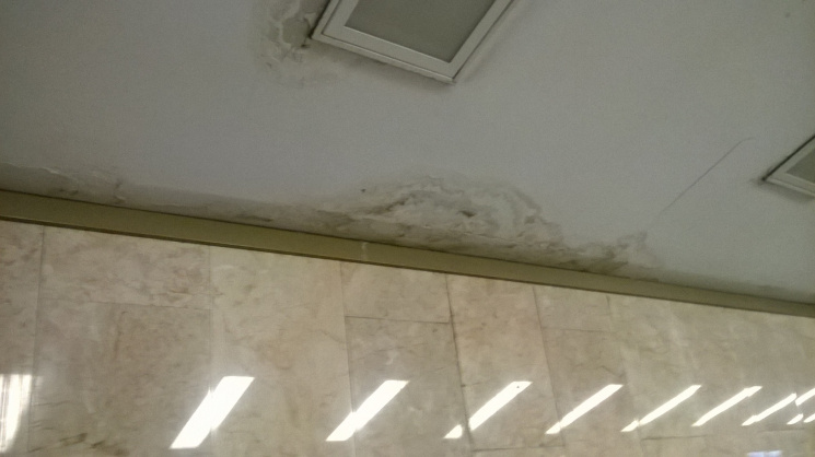 Потолок самой новой станции киевского метро начал протекать (фото)