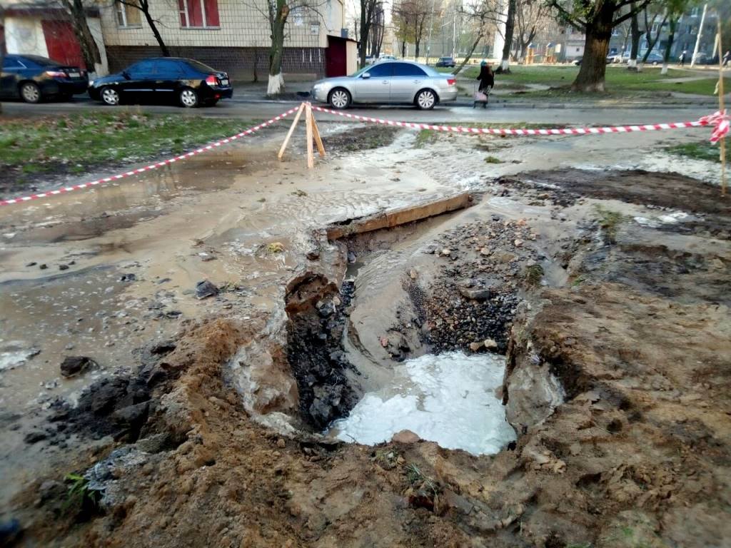 Семь многоэтажек Святошинского района остались без воды из-за аварии