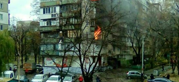 Пожар в “панельке” на Лесном массиве: спасатели эвакуировали жителей через окна (фото)