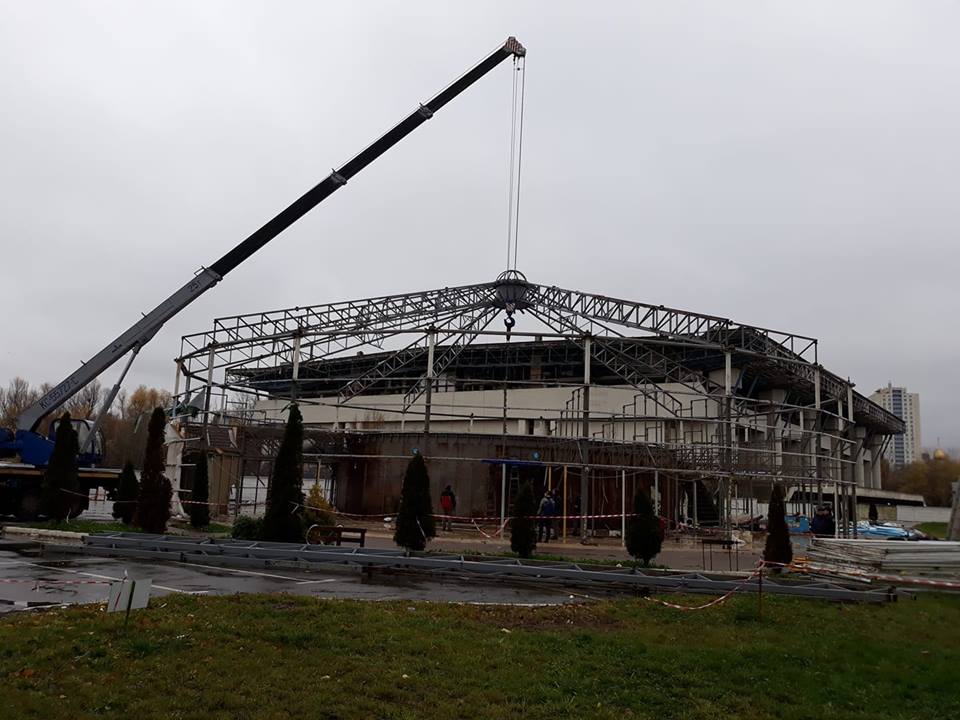 В Киеве демонтировали здание дельфинария “Немо”