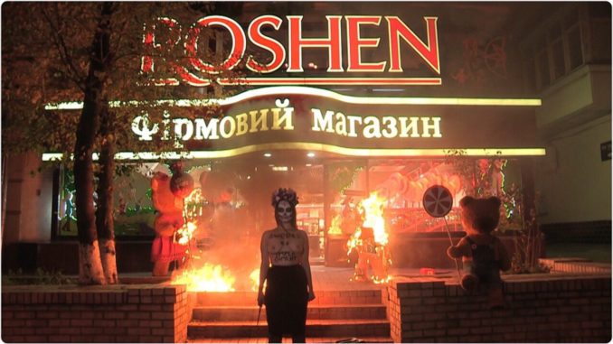 Активистка Femen сожгла мишек возле магазина Roshen в Киеве (фото, видео)