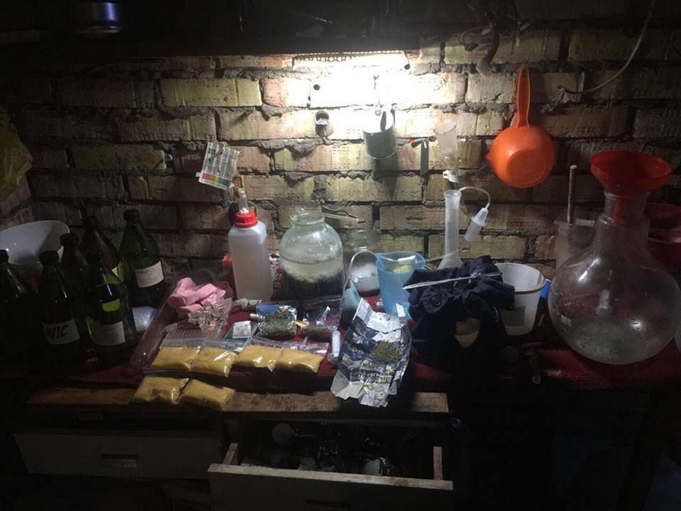 По Киевом ликвидировали логово вооруженного “наркохимика” (фото)