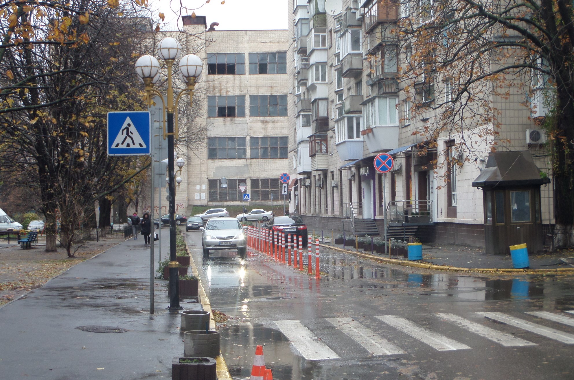 Возле Генпрокуратуры установили ограничительные столбики для борьбы с “автохамами” (фото)