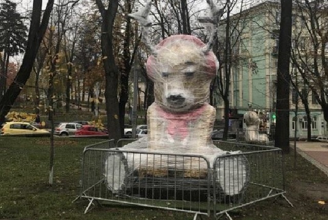 В центре Киева начали устанавливать световые скульптуры к Новому году (фото)