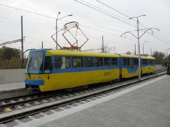 Киевляне просят построить переезд через трамвайные пути в Днепровском районе