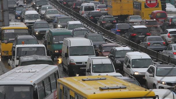 В Киеве из-за сильного гололеда все троллейбусные и автобусные маршруты курсируют с отклонением