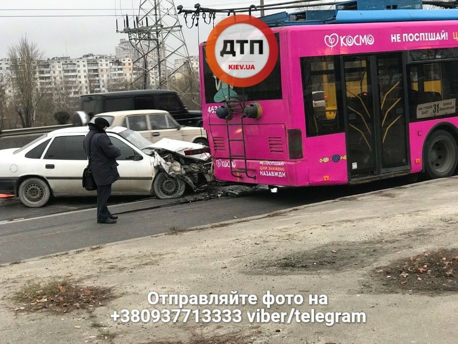 В Киеве на проспекте Бандеры автомобиль протаранил троллейбус (фото)