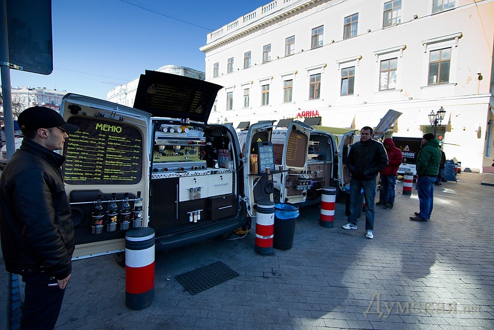 КП “Киевблагоустройство требует у предпринимателей “выкуп” за демонтированные мобильные кофейни