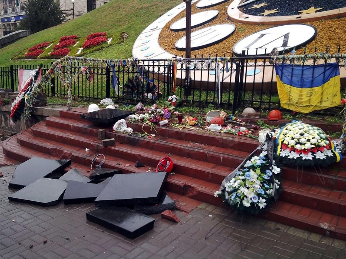 За разрушение мемориала Героям Небесной Сотни в Киеве вандал получил 4 месяца ареста