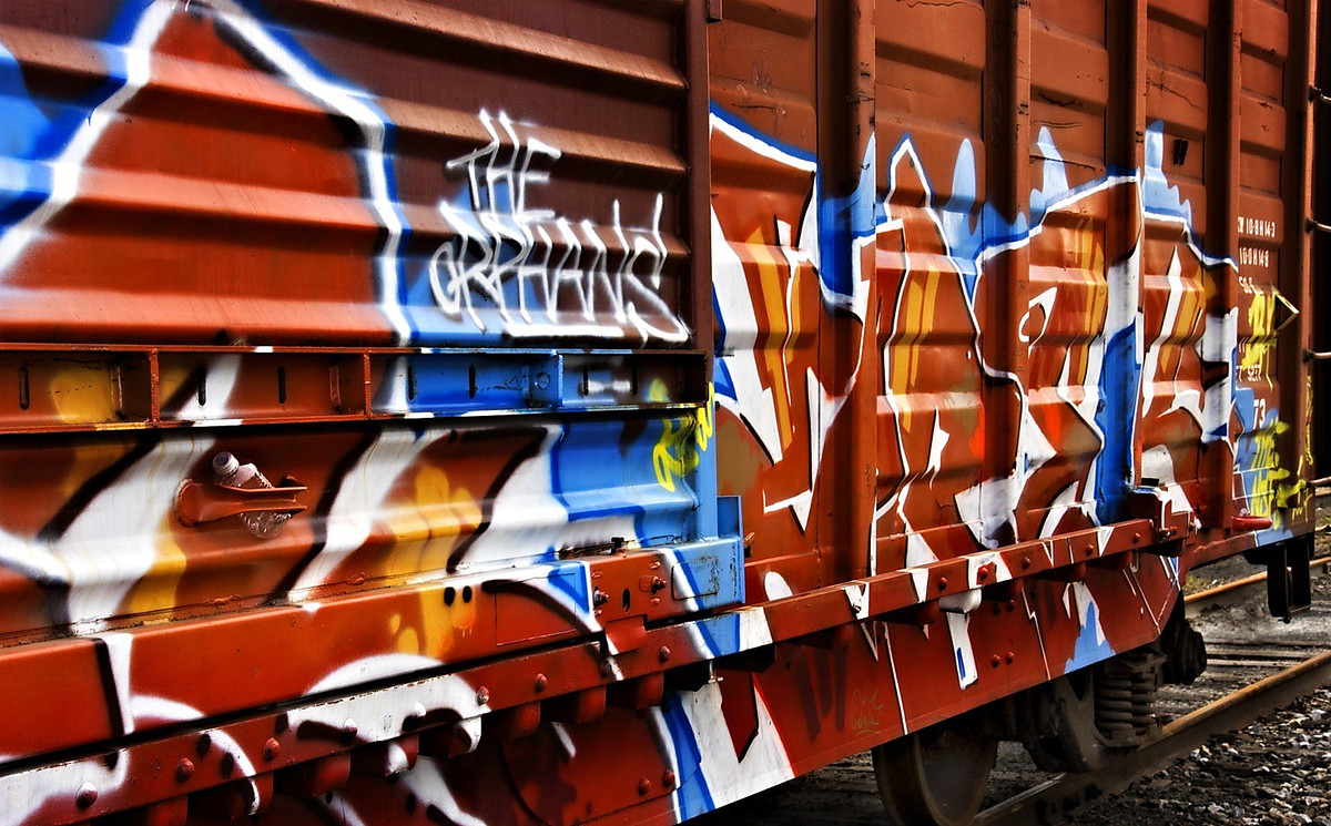 На Киевщине вагоны электричек опять раскрасили граффити