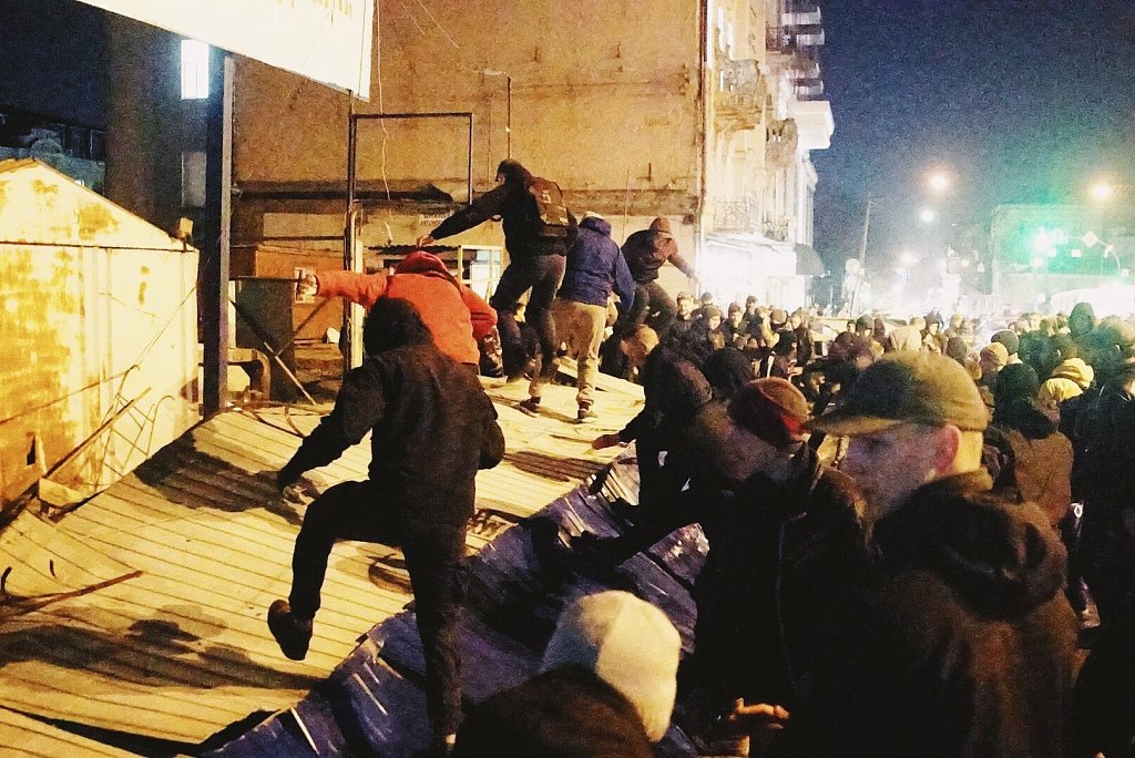 Нацкорпус разгромил забор и заявил о блокировании стройки на Сенном рынке в Киеве (фото, видео)