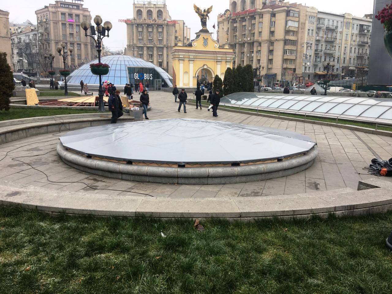 Киевские фонтаны на Майдане Независимости готовят к зиме (фото)