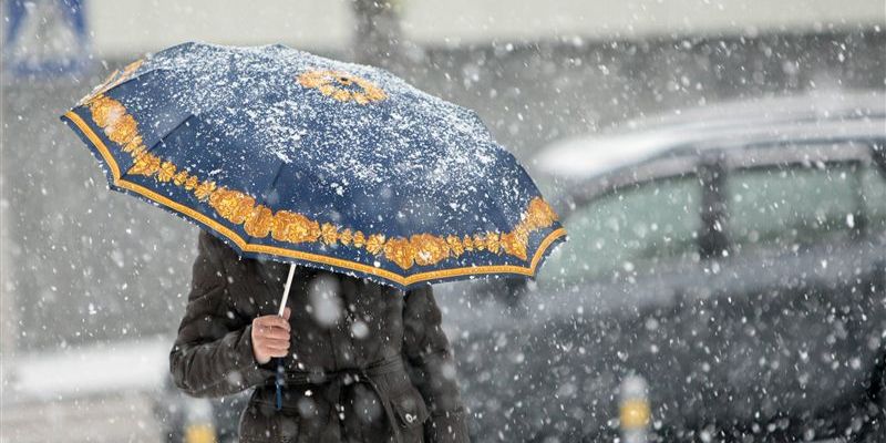 Городские власти просят киевлян не ездить на собственных авто во время снегопадов
